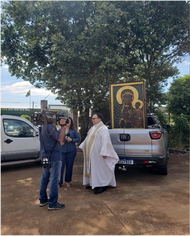 Padre Jurandir Severino de Lima, dando entrevista para a TV Fronteira.
