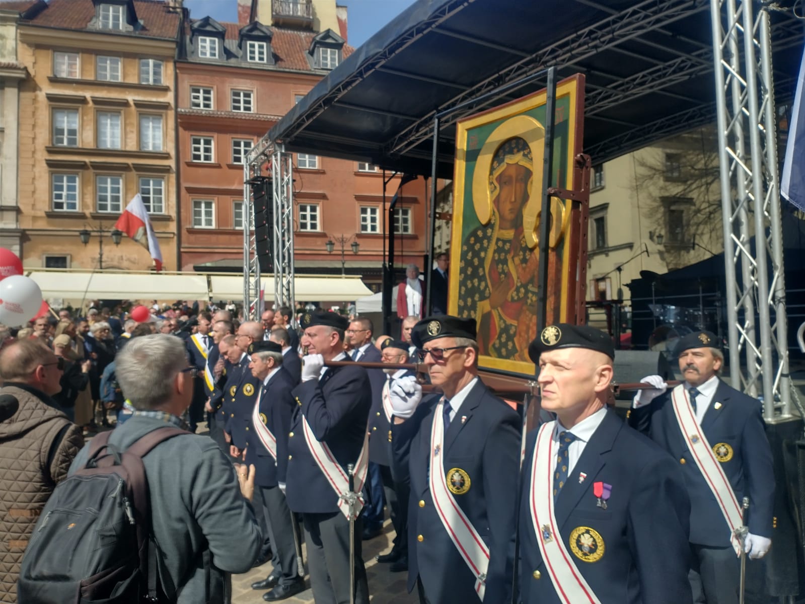 7 Przed podium w czasie Marszu Zycia